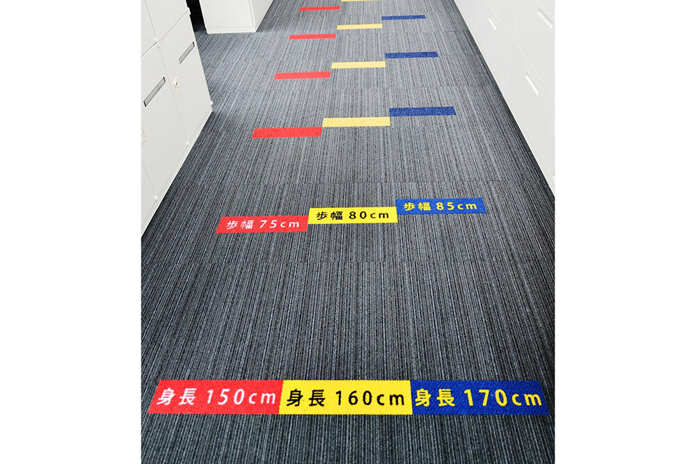 社員の健康意識向上の一環として、通路に身長毎の歩幅表示も設置されています。