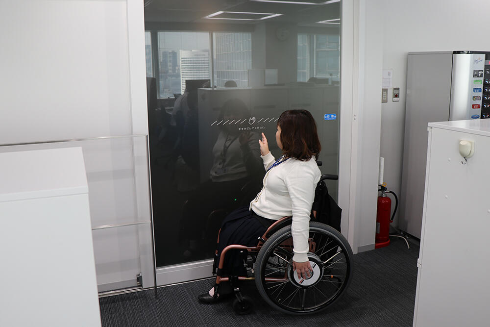 車椅子用に執務室出入用自動ドアの設置するなど、障がいを抱えた社員に配慮したオフィス設計となっています。