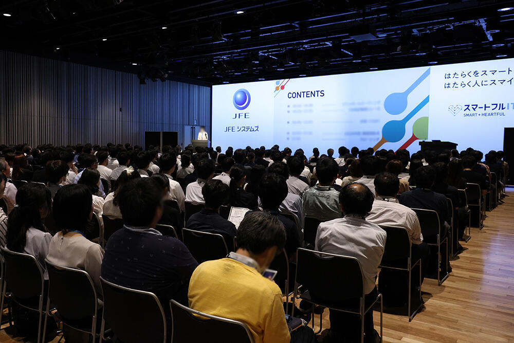 会場には約310名、ライブ配信では約590名の社員が参加