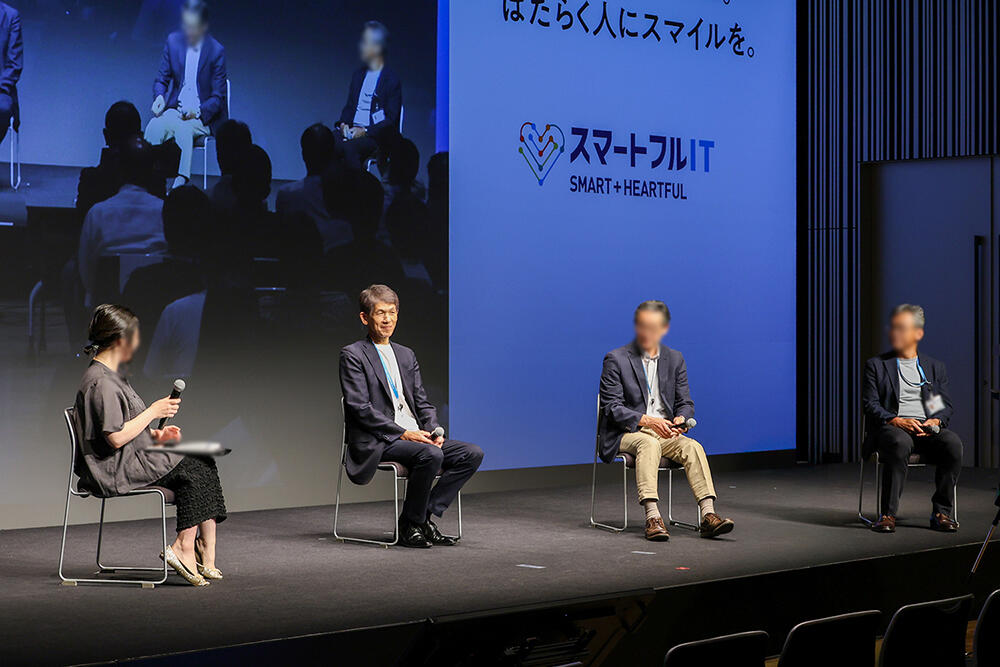 大木社長を含む役員3名が登壇し、社員からの質問に真摯に回答