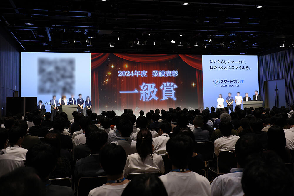 受賞案件の代表者が登壇し、大木社長より賞状を授与