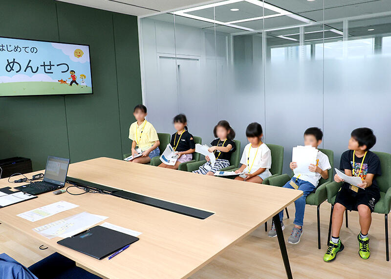 面接体験で緊張した表情の子どもたち