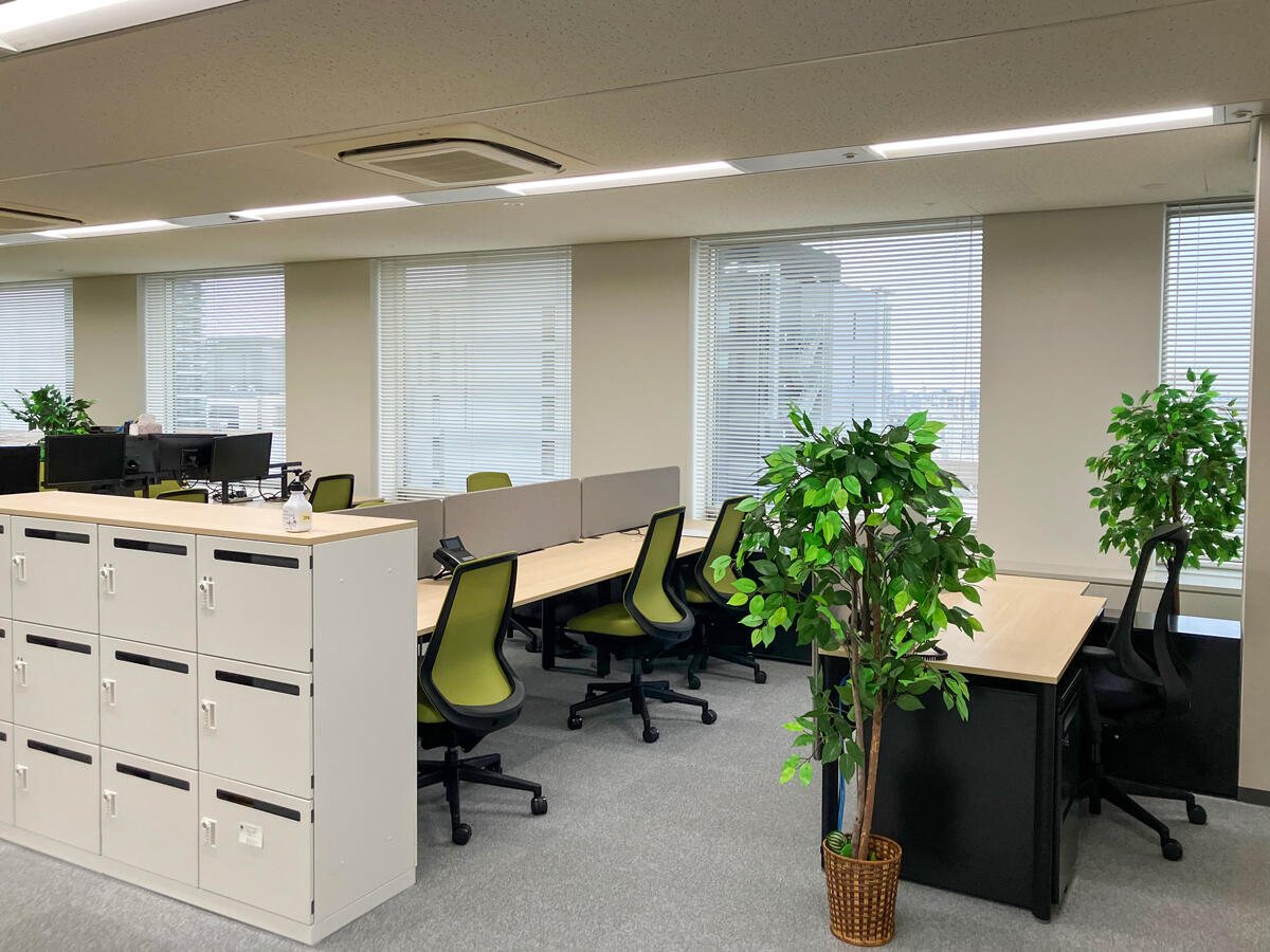 緑に囲まれ明るく開放的な執務室
