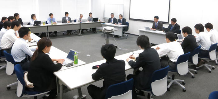 全社横断ワーキング活動のメンバーも参加した「働き方検討委員会」（2015年度）