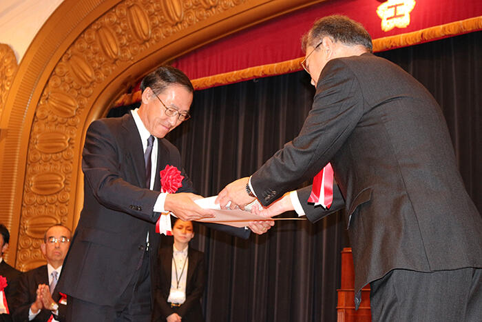 「東京労働局長奨励賞」表彰状を授与される西崎社長（左）